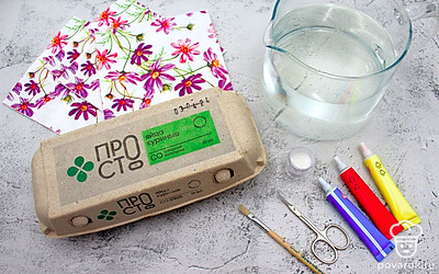 Подготовьте все ингредиенты. Возьмите яйца белого цвета категории СО, поскольку аппликацию удобно располагать на крупных яйцах. В качестве натурального клея можно использовать яйца коричневого или белого цвета категории С1-С2. Достаньте яйца из холодильника заранее, дайте им согреться до комнатной температуры. Вам также понадобится вода, салфетки с ярким рисунком, маникюрные ножницы, кисточка, блестки и красители.