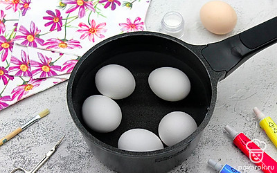 Выложите в кастрюлю 5 яиц и залейте их холодной водой. Поставьте кастрюлю с яйцами на средней огонь. Когда вода закипит, увеличьте огонь. Варите яйца в кипящей воде 15 минут. Затем слейте кипяток и остудите яйца под проточной ледяной водой. Дайте яйцам полностью остыть. Эта манипуляция позволит легко чистить яйца. Вытрите яйца полотенцем.