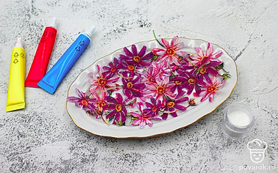 Бумажные салфетки состоят из нескольких слоев. Разъедините эти слои и возьмите только слой с рисунком. Маникюрными ножницами аккуратно вырежьте рисунки из бумажных салфеток. 