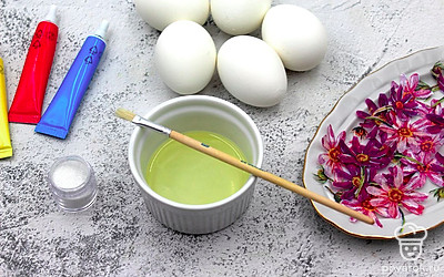 В небольшую пиалу вылейте белок (желток нам не понадобится).