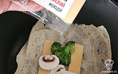 Смажьте сковороду растительным маслом, обжарьте брокколи (я предварительно отварила) и грибы пару минут.