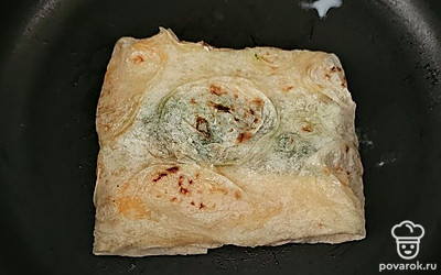 Сверните и обжарьте с двух сторон до золотистой корочки. 