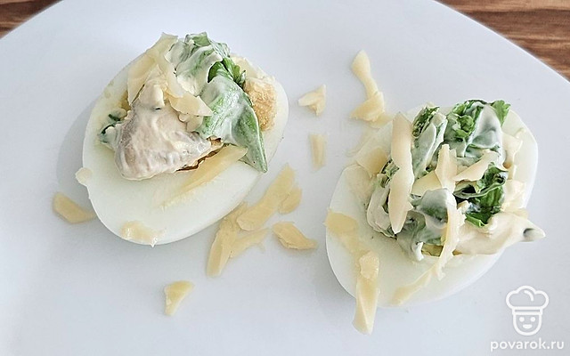 Фаршированные яйца с листьями салата — Рецепт с фото