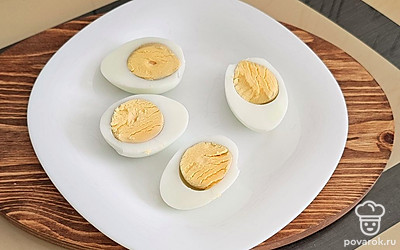 Сварите яйца, разрежьте пополам.
