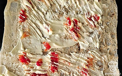 Смажьте лаваш кетчупом и майонезом. 