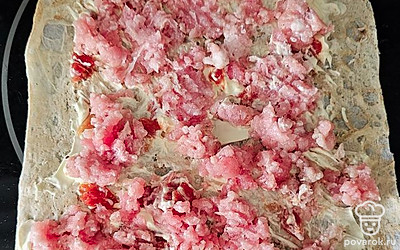 Сверху выложите фарш.