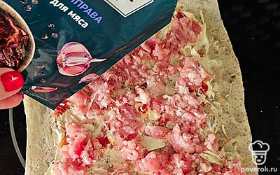 Посыпьте специями.