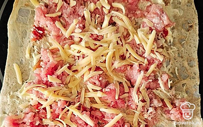 Сверху натрите сыр.