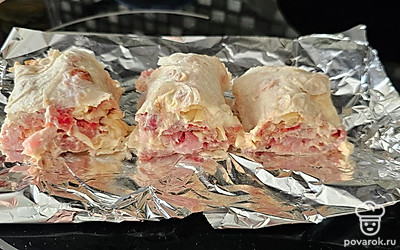 Нарежьте на порционные куски.