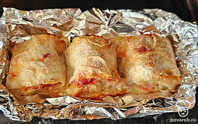 Поставьте в разогретую духовку на 25 минут при 180 градусах.