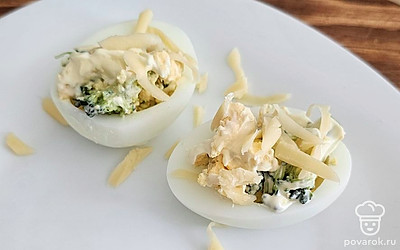 Сверху натрите сыр.