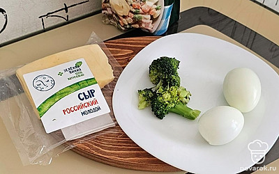 Подготовьте все ингредиенты. Брокколи отварите в подсоленной воде 5 минут. Сварите яйца.