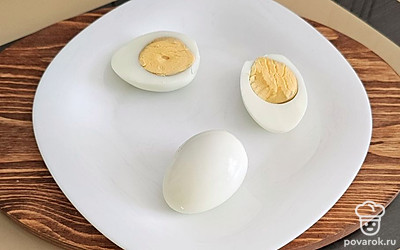 Разрежьте яйца пополам.