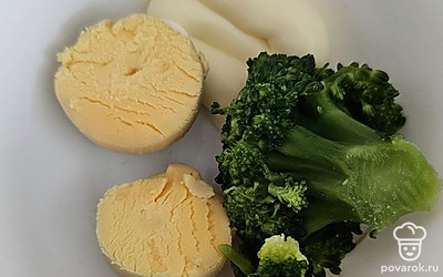 Желток, брокколли и майонез соедините. Желток и капусту разомните вилкой. Добавьте майонез, перемешайте. 