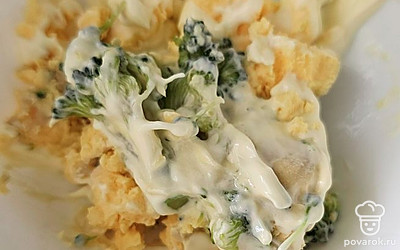 Выложите начинку на яйцо. 