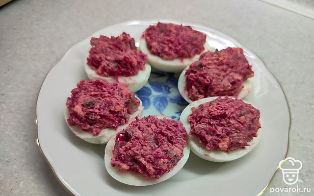 Яйца, фаршированные свеклой и сельдью — Рецепт с фото