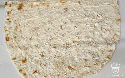 Лаваш намажьте майонезом.