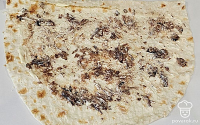 На лаваш выложите шпроты.