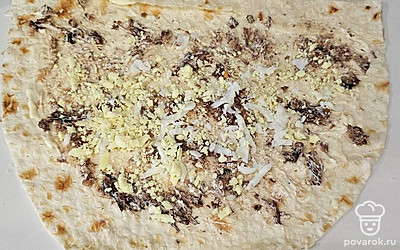 Выложите натертое на терке вареное яйцо.