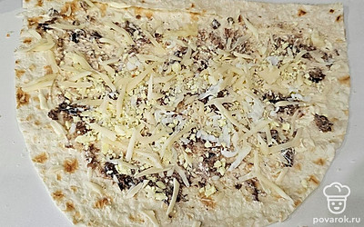 Посыпьте тертым сыром.