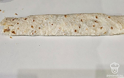 Сверните в рулет, уберите в холодильник на пару часов. 