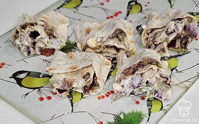 Лаваш со шпротами и маринованными огурцами — Рецепт с фото