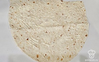 Лаваш расстелите, намажьте майонезом.