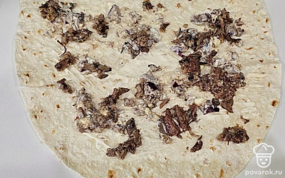 Шпроты помните вилкой, выложите на лаваш.