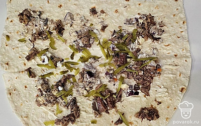 Натрите огурец на терке. 