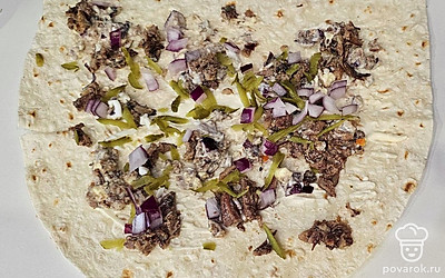 Мелко нарежьте красный лук.