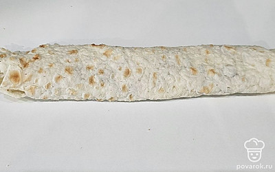 Сверните в рулет. Уберите в холодильник на 2 часа, чтобы он пропитался.