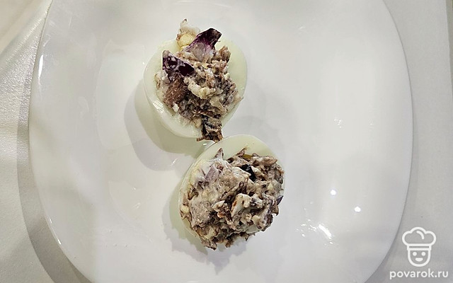 Яйца, фаршированные шпротами — Рецепт с фото