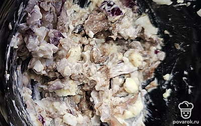 Желток и шпроты раздавите вилкой, смешайте с майонезом, перемешайте. 