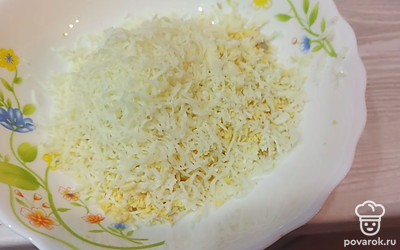 Яйца отварите в воде в течение 10 минут. Затем натрите на мелкой терке яйца и сыр, все перемешайте. 