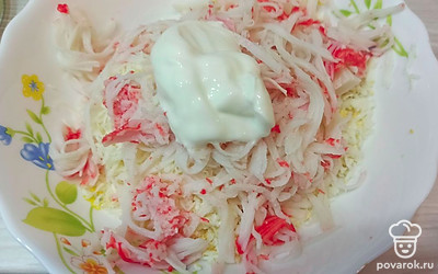 В конце добавьте сметану и все перемешайте. 