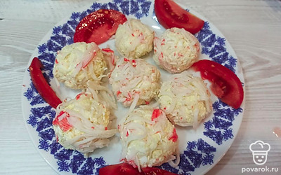 Украсьте закуску свежими помидорами. 