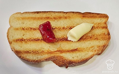 Обжарьте хлеб на сухой сковороде с двух сторон до золотистой корочки. Смажьте майонезом и кетчупом.