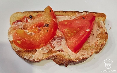 Нарежьте помидор.