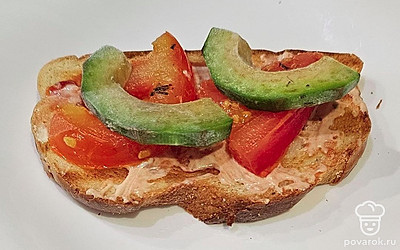 Нарежьте авокадо.