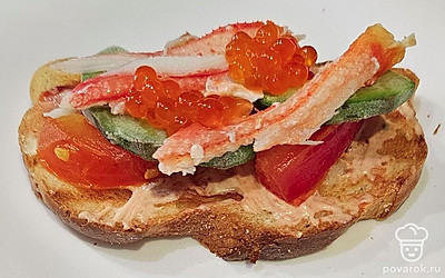 Сверху выложите икру.