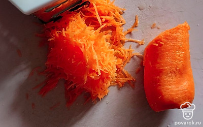 Морковь очистите, помойте. Натрите на мелкой терке.