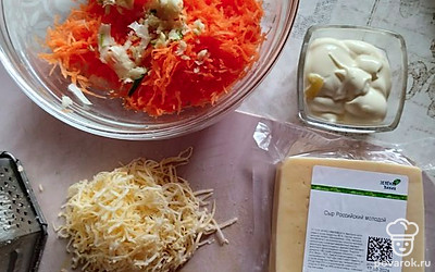 В измельченную морковь добавьте пару зубчиков чеснока и натертый твердый сыр. Перемешайте, заправьте майонезом, посолите.