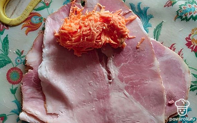 На пласт варено-копченого свиного окорока выложите начинку. Сверните рулетиком.