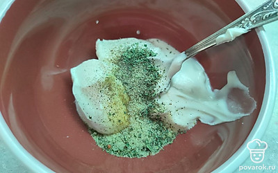 Смешайте сметану с солью и приправами. 