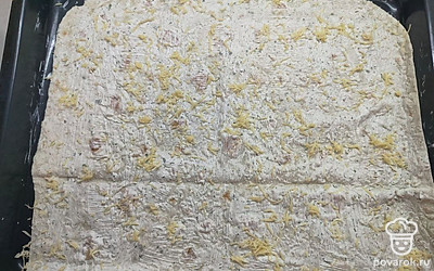 Разделите лаваш на две части, чтобы он поместился на противень. 
Смажьте лаваш соусом и равномерно посыпьте тертым сыром. 
Половину соуса и сыра оставьте на вторую половинку лаваша. 