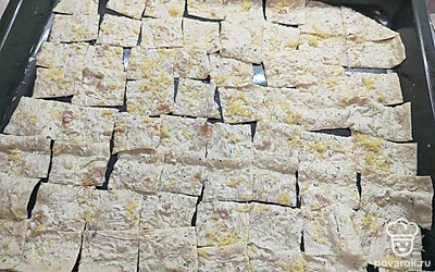 С помощью ножниц разрежьте на квадратики. 