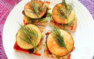 При подаче украсьте брускетты зеленью укропа.