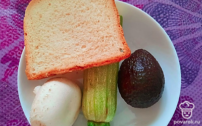 Подготовьте все ингредиенты. Помойте кабачок, авокадо и грибы.