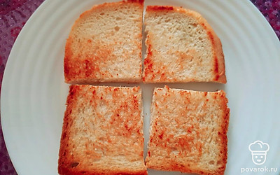 Кусочек тостового хлеба разрежьте на 4 части и обжарьте на сковороде.