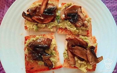 Сверху выложите шампиньоны и кружочки кабачка.